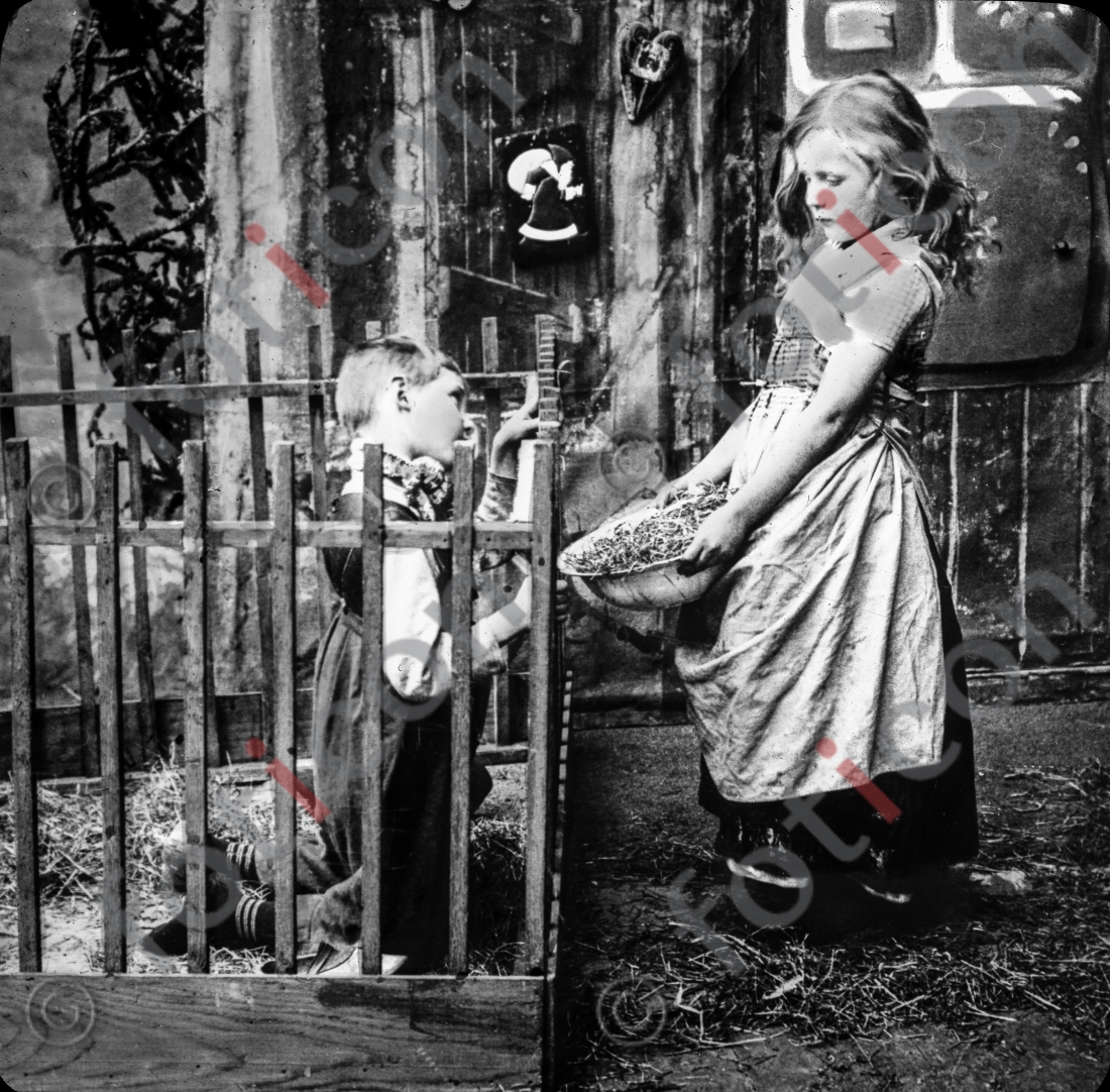 Hänsel und Gretel | Hansel and Gretel - Foto foticon-simon-166-012-sw.jpg | foticon.de - Bilddatenbank für Motive aus Geschichte und Kultur